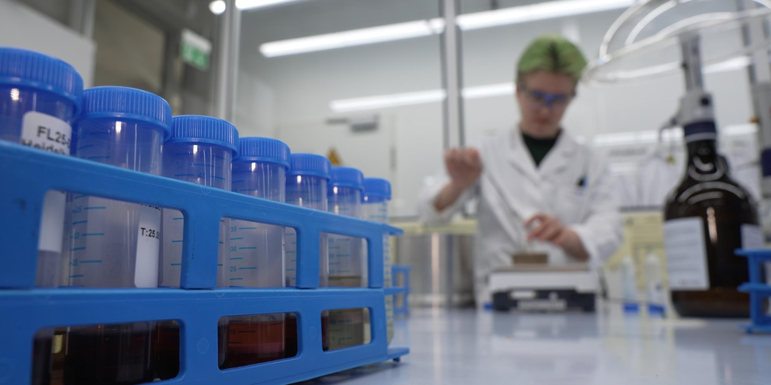 Ausbildung in einem Chemielabor in Bayern: Immer mehr Unternehmen werben um Studienabbrecher. 