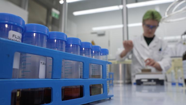 Ausbildung in einem Chemielabor in Bayern: Immer mehr Unternehmen werben um Studienabbrecher. 