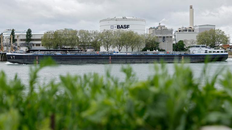 Archiv: Verschiedene Anlagen des Werks des deutschen Chemieunternehmens BASF nahe dem Rhein in Ludwigshafen, Deutschland, 16. April 2024. 