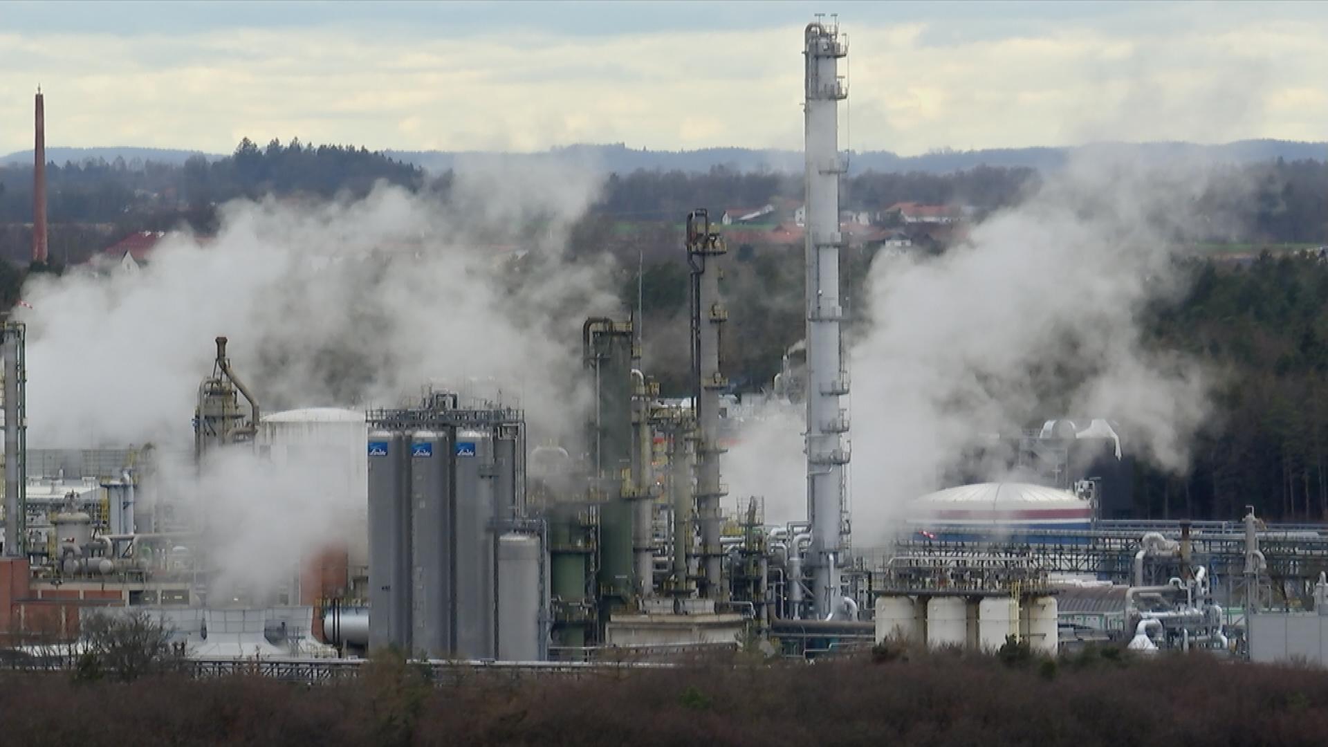 Auf dem Bild ist das Chemiewerk im Landkreis Altötting zu sehen, welches für die Vergiftung verantwortlich ist.