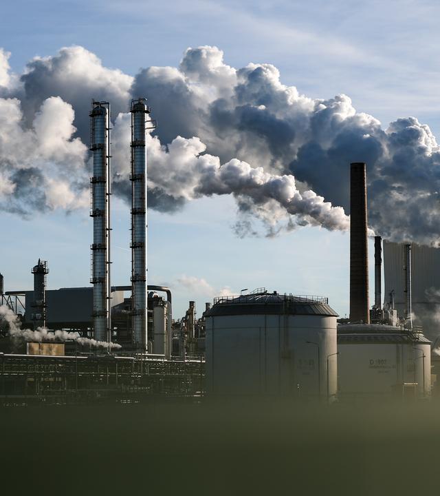 Blick auf die Anlagen von Dow Chemical im Chemiepark Böhlen.