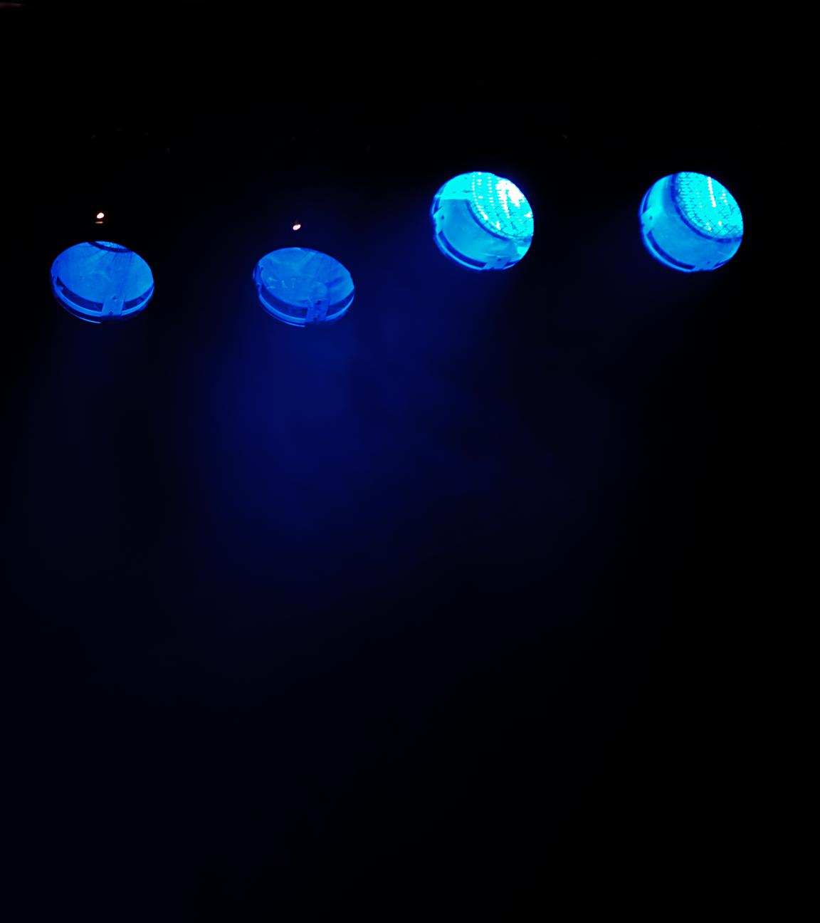 Blaue Scheinwerfer