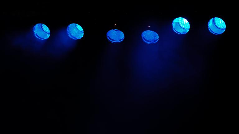 Blaue Scheinwerfer