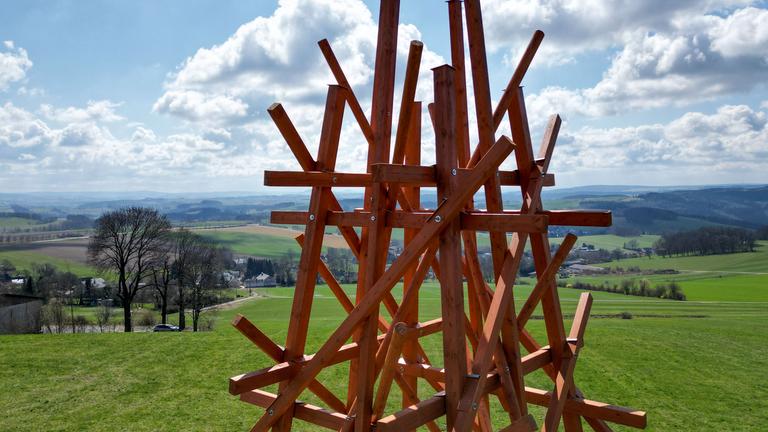  Die Arbeit Zwei in einander Gewobene des Konzeptkünstlers Olaf Holzapfel steht auf einer Höhe in Amtsberg.