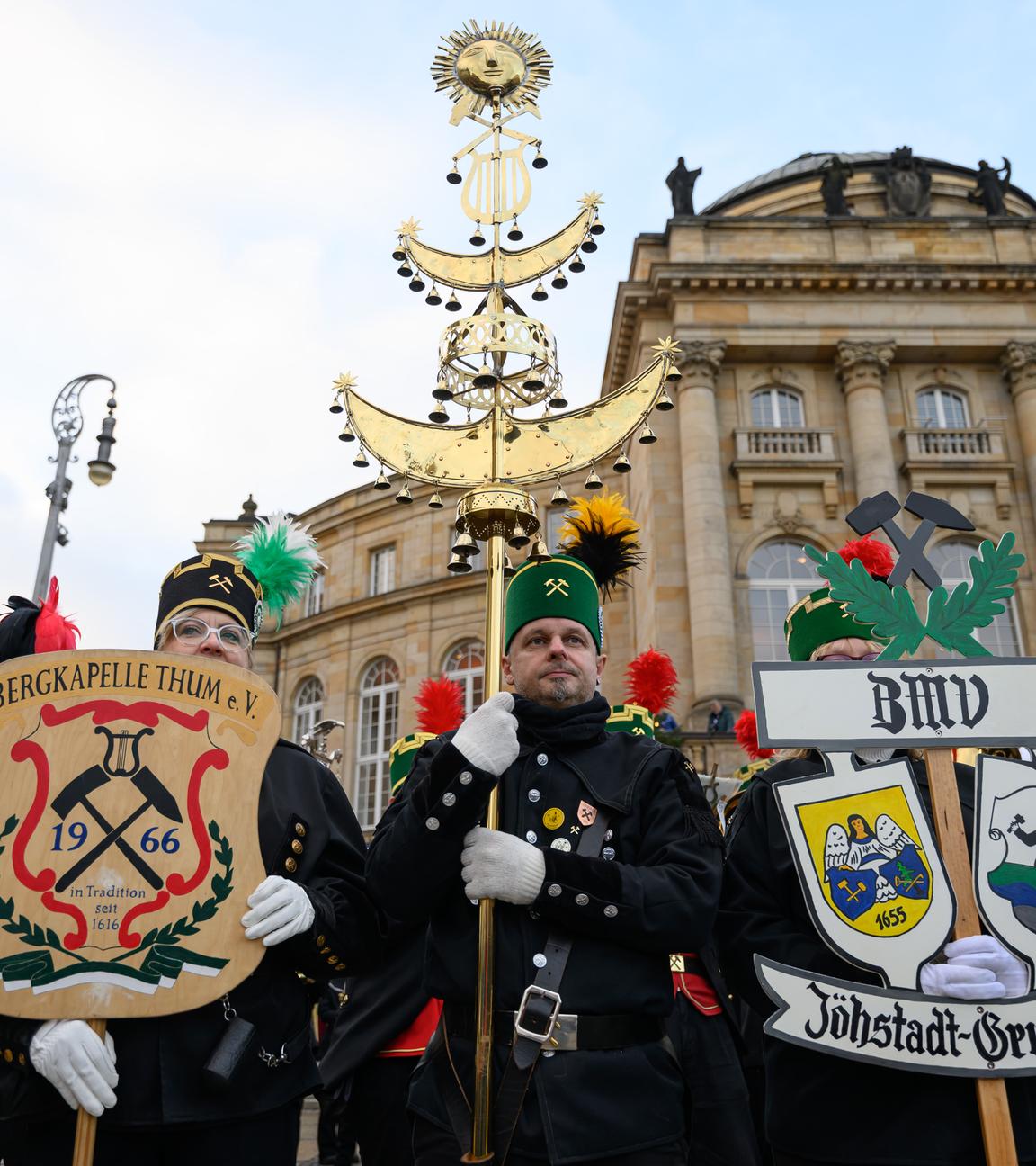 Mehr als 1000 Teilnehmer einer Bergparade sind im traditionellen Habit auf dem Theaterplatz in Chemnitz angetreten.