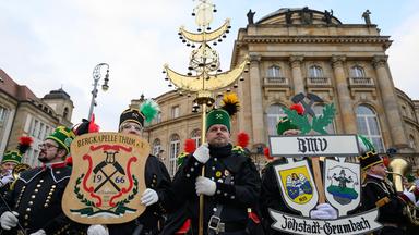 Mehr als 1000 Teilnehmer einer Bergparade sind im traditionellen Habit auf dem Theaterplatz in Chemnitz angetreten.
