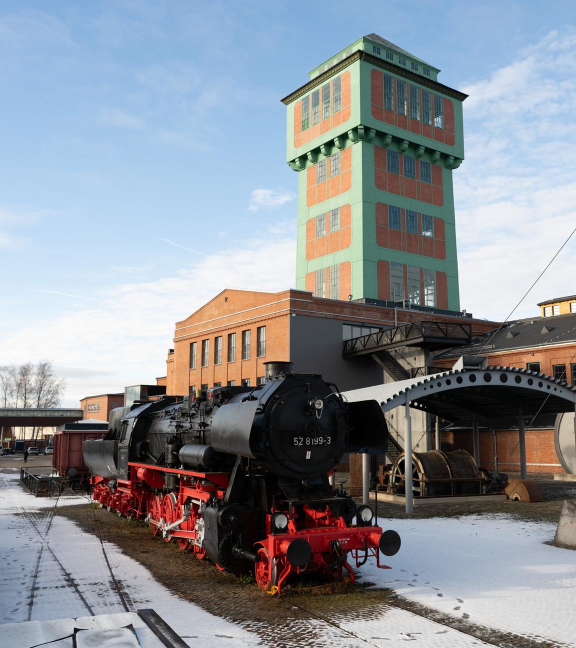 Das verschneite Museum ist von vorne zu sehen