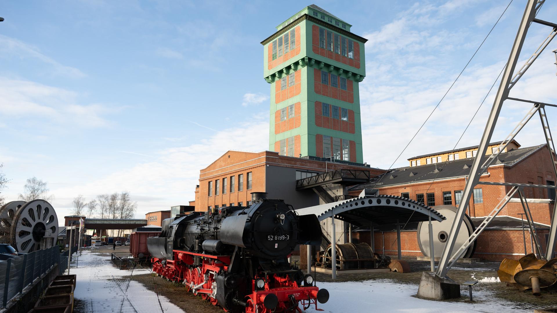 Das verschneite Museum ist von vorne zu sehen