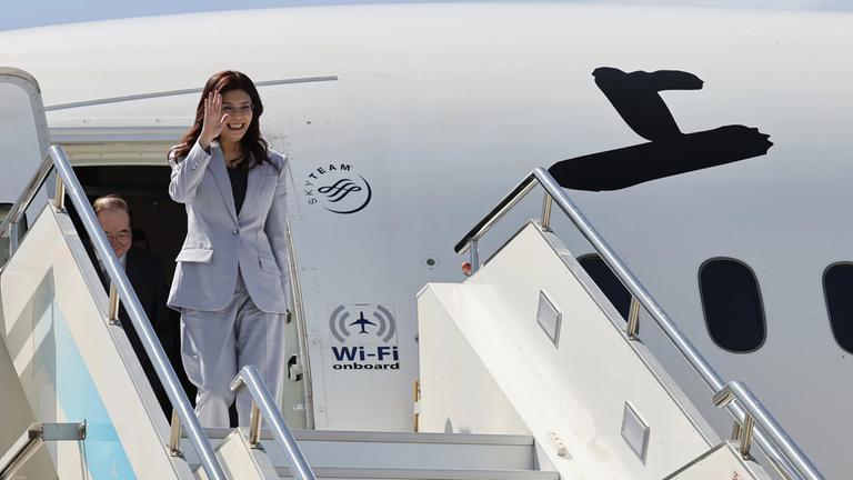 Cheng Li-wun trifft auf dem internationalen Flughafen Shanghai Hogqiao ein. Aufgenommen am 07.04.2026.