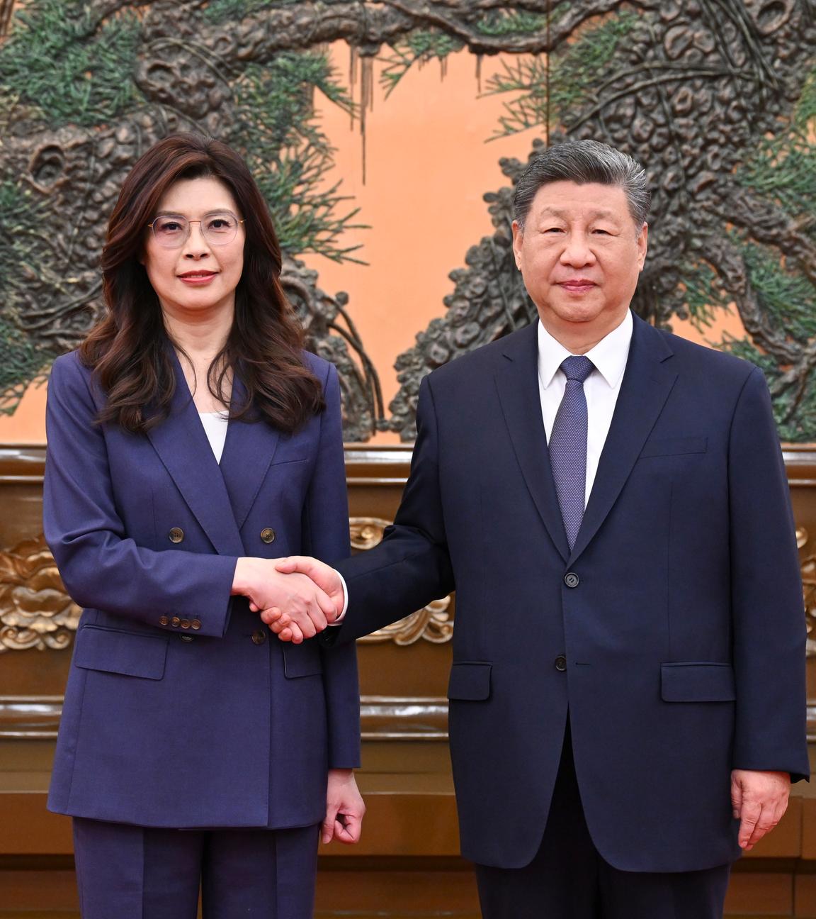 China, Peking: Xi Jinping, Chinas Staats- und Parteichef, trifft sich mit einer Delegation von Taiwans Oppositionspartei Kuomintang (KMT) unter Leitung ihrer Vorsitzenden Cheng Li-wun.