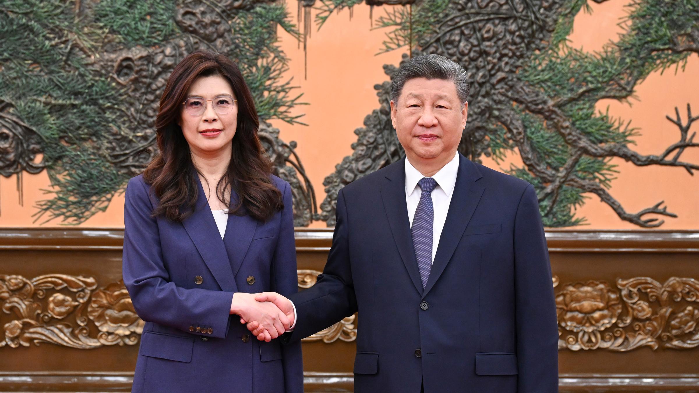 China, Peking: Xi Jinping, Chinas Staats- und Parteichef, trifft sich mit einer Delegation von Taiwans Oppositionspartei Kuomintang (KMT) unter Leitung ihrer Vorsitzenden Cheng Li-wun.
