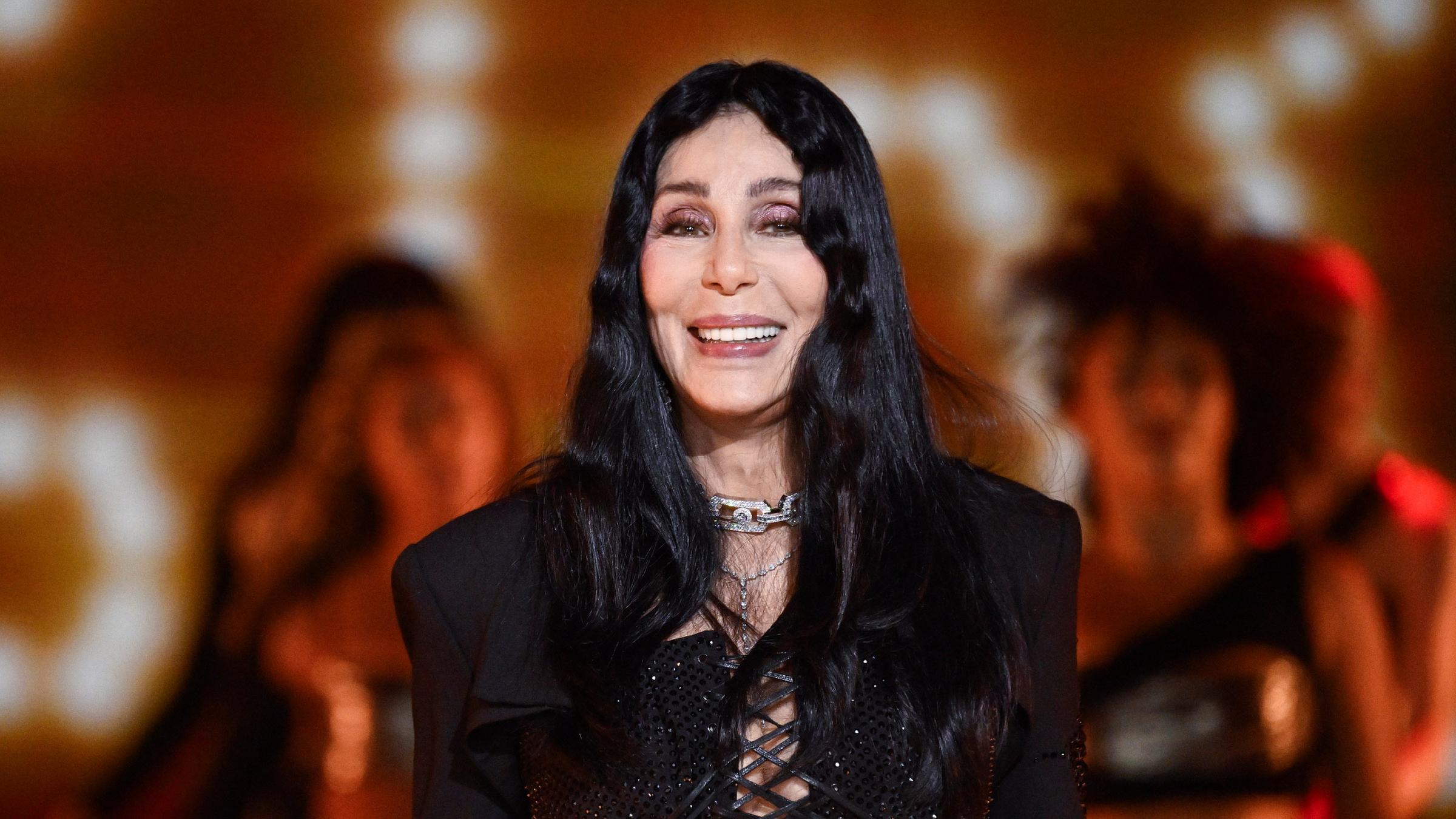 Sängerin Cher lächelt in die Kamera.