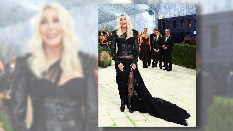 Cher in einem Leder-Outfit mit Tüll-Schleppe bei der Met-Gala