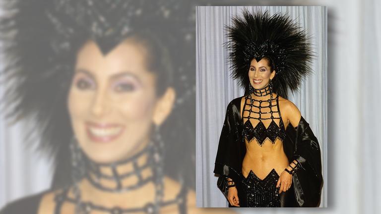 Cher in einem skurilen Outfit bei der Oscarverleihung 1986