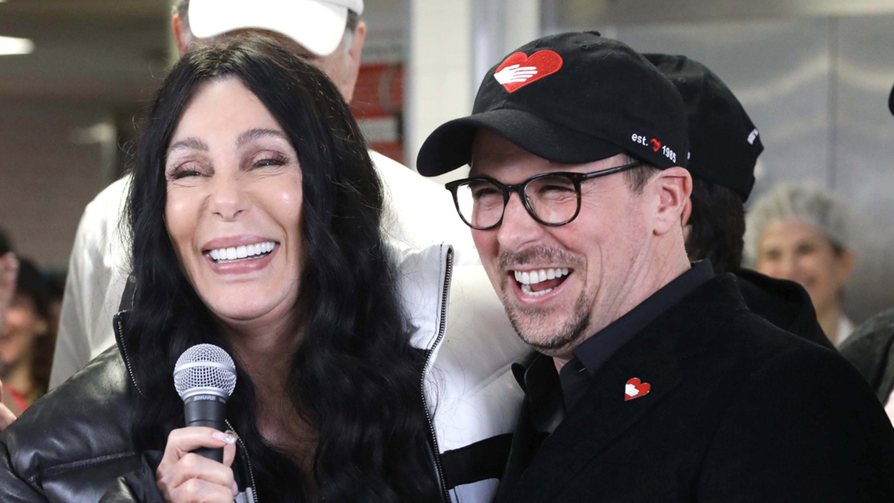 Musik-Ikone Cher besucht Charity Küche  