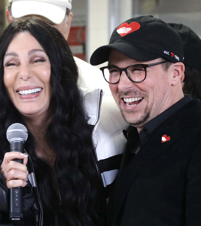 Musik-Ikone Cher besucht Charity Küche  