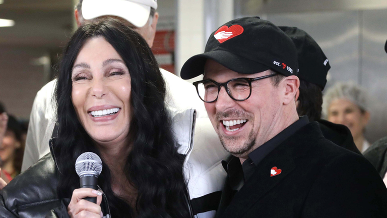 Musik-Ikone Cher besucht Charity Küche  