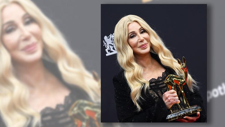 Cher hält den Bambi-Preis in der Hand