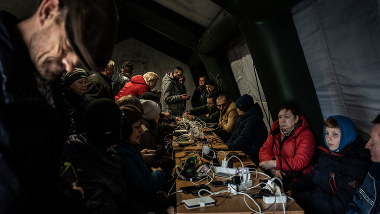 Menschen in einem Notzelt in Cherson