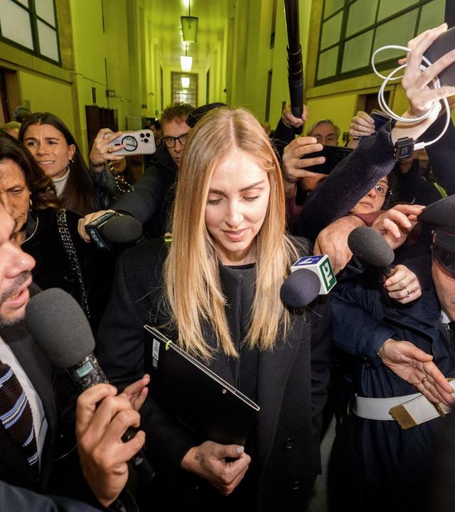 Die italiensiche Influencerin Chiara Ferragni verlässt das Gerichtsgebäude in Mailand.