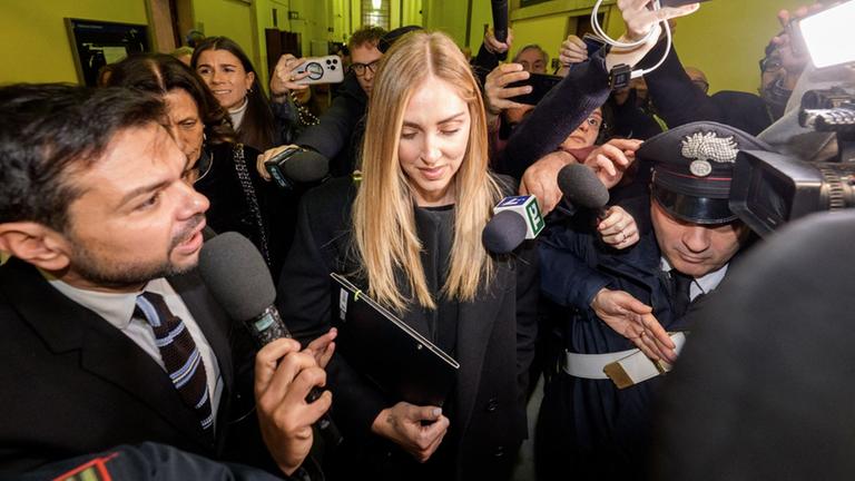 Die italiensiche Influencerin Chiara Ferragni verlässt das Gerichtsgebäude in Mailand.