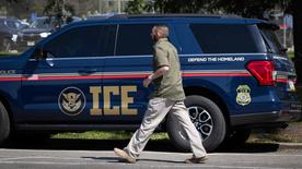 Ein Fahrzeug der US-Einwanderungsbehörde steht vor einem Gerichtsgebäude in Chicago im Bundestaat Illinois.