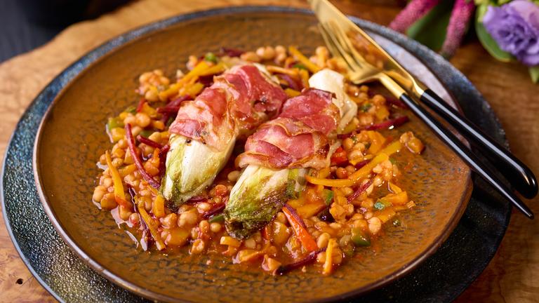 Chicoréeknospen im Pancettamantel auf Bohnen-Ajvar-Ragout
