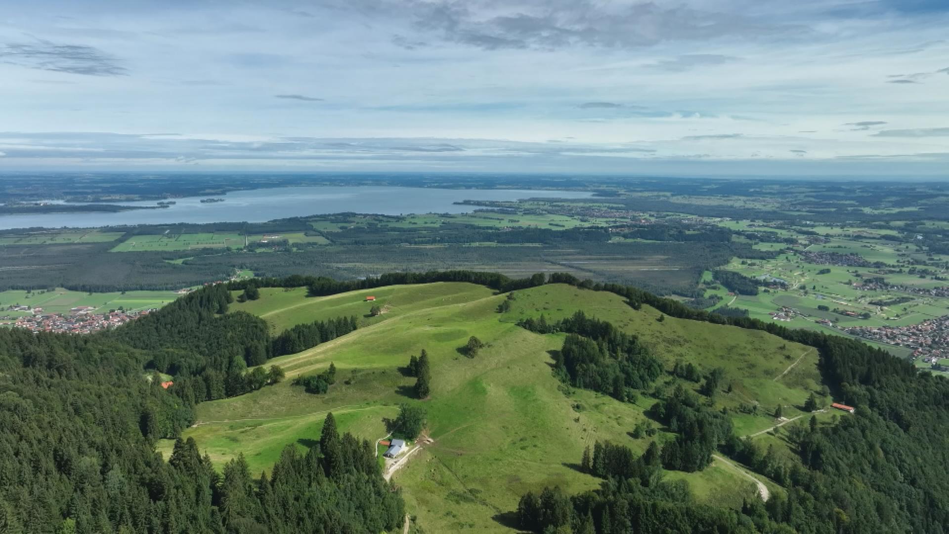 Auf dem Bild ist der Chiemsee von oben zu sehen