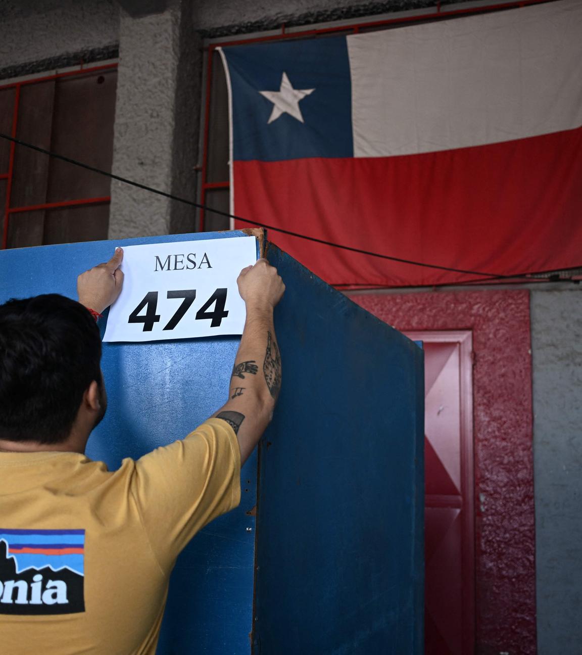 Das Wahlpersonal Chiles bereitet vor der zweiten Runde der Präsidentschaftswahlen am 13. Dezember 2025 in Santiago ein Wahllokal im Estadio Nacional vor. 