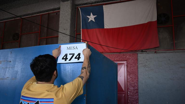 Das Wahlpersonal Chiles bereitet vor der zweiten Runde der Präsidentschaftswahlen am 13. Dezember 2025 in Santiago ein Wahllokal im Estadio Nacional vor. 