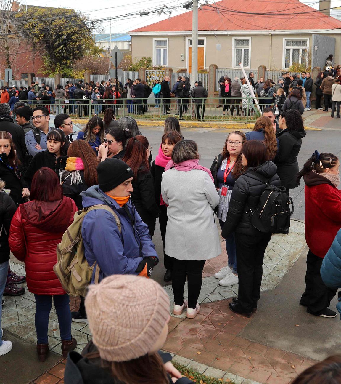 In Punta Arenas, Chile, sammeln sich die Menschen nach einem Erdbeben auf den Straßen 