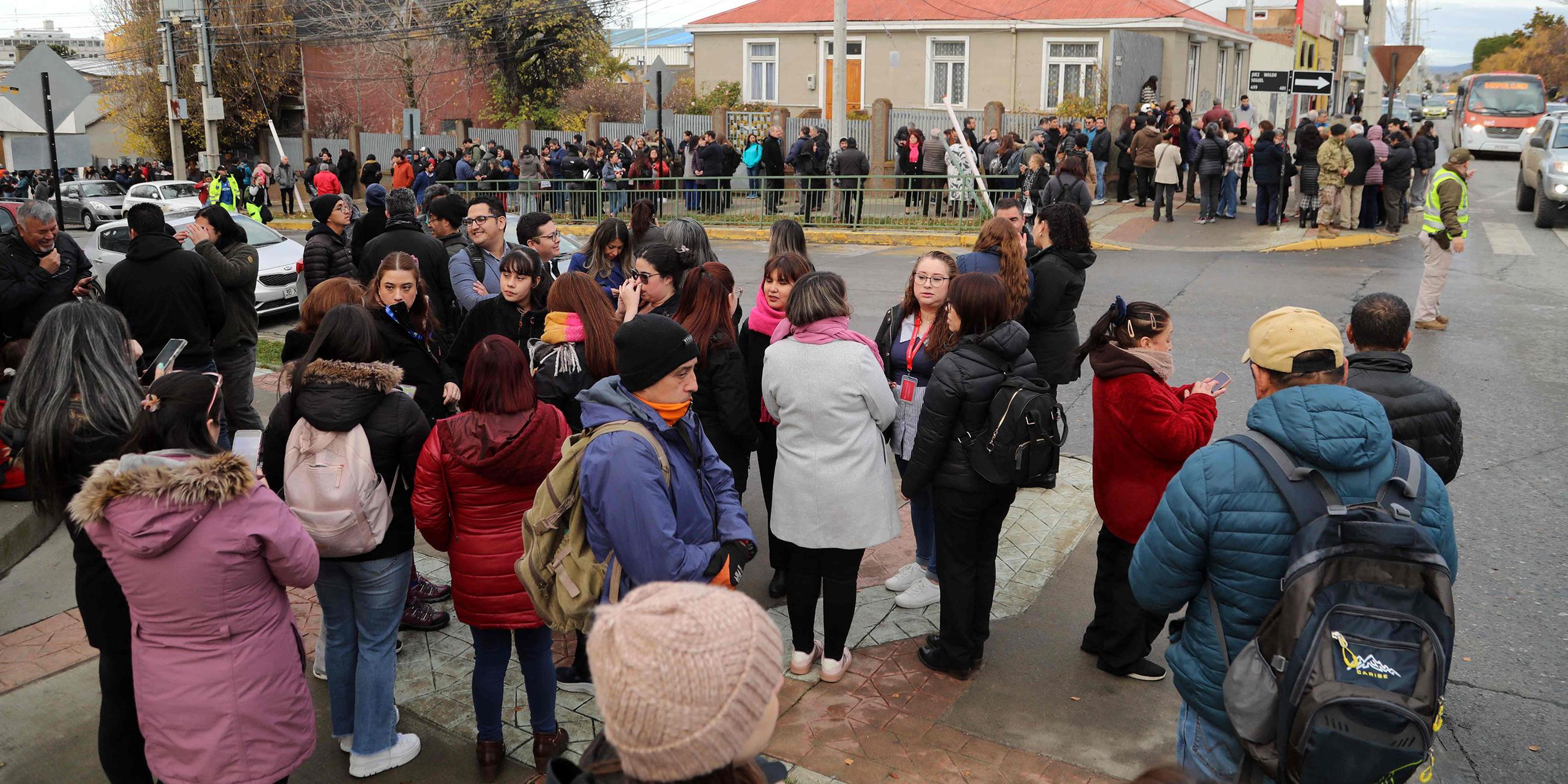 In Punta Arenas, Chile, sammeln sich die Menschen nach einem Erdbeben auf den Straßen 