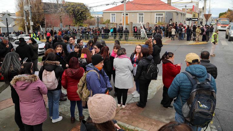 In Punta Arenas, Chile, sammeln sich die Menschen nach einem Erdbeben auf den Straßen 