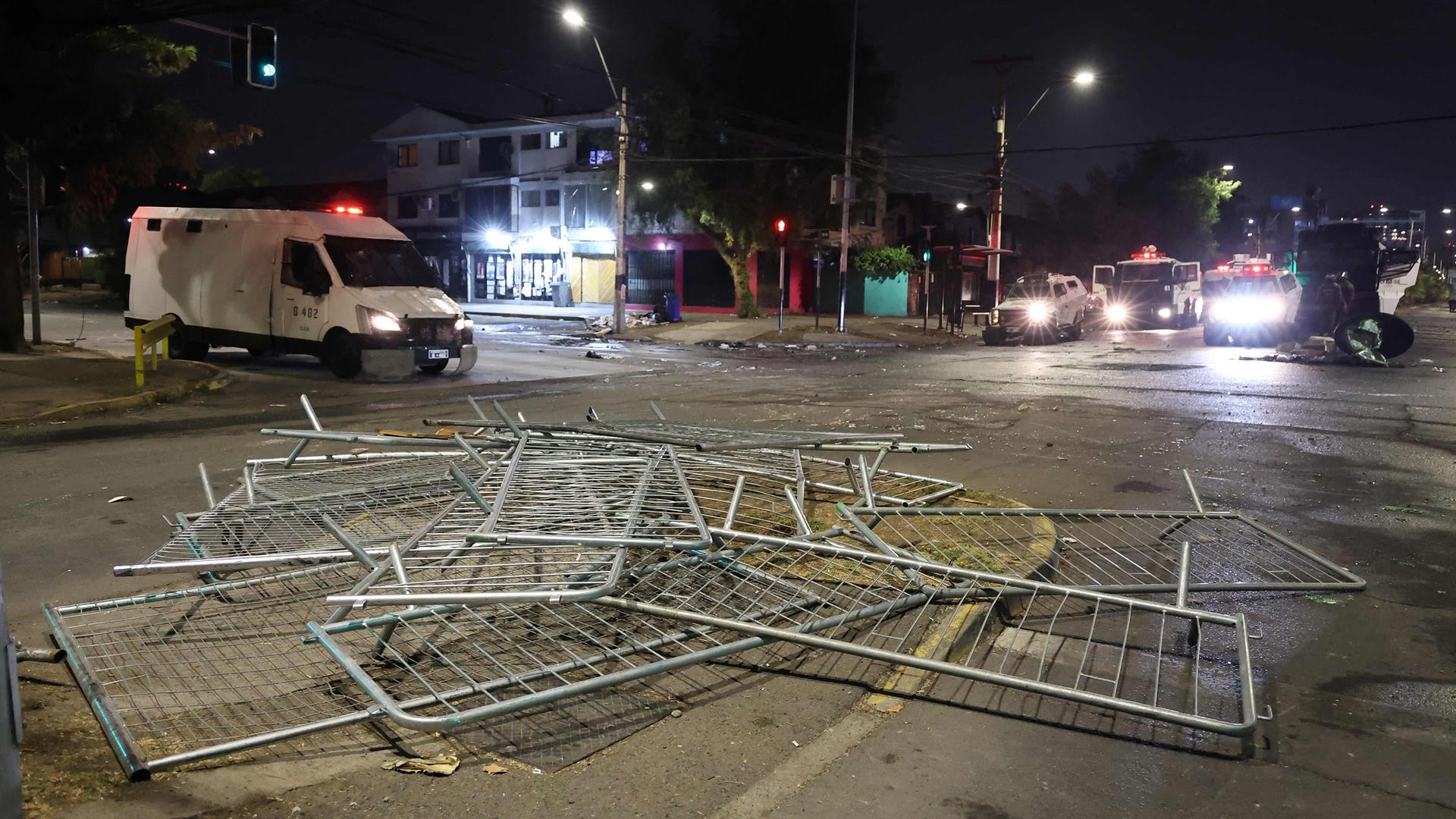 Niedergerissene Absperrungen vor dem Stadion, nachdem Fans versuchten ins Stadion zu gelangen