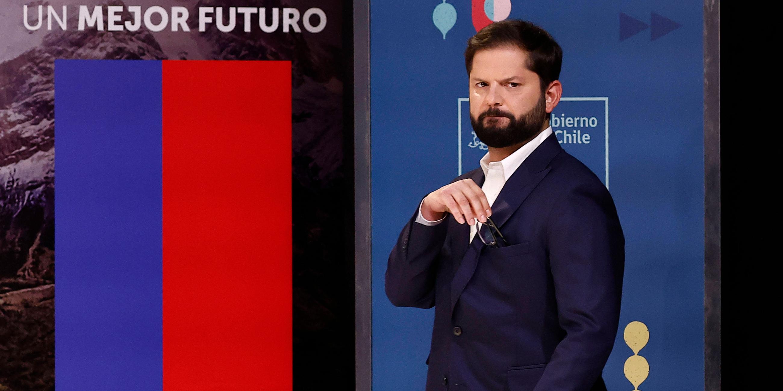 Präsident Gabriel Boric gibt eine Presseerklärung
