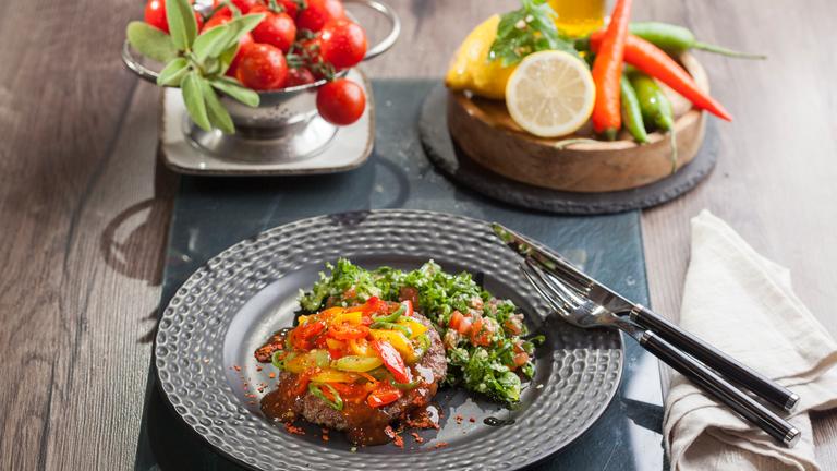 Burger mit Paprika-Chillihaube