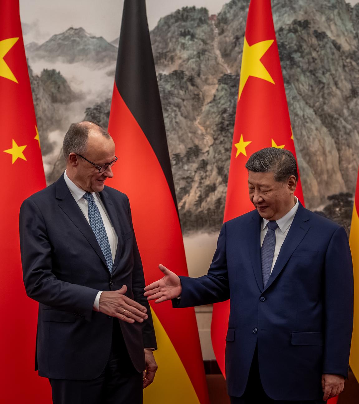 Bundeskanzler Friedrich Merz (CDU) wird von Xi Jinping, Präsident von China im Staatsgästehaus zu einem bilateralen Gespräch begrüsst. 