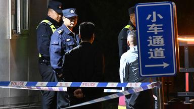 Sicherheitskräfte stehen am Eingang des Kohlebergwerks Liushenyu.
