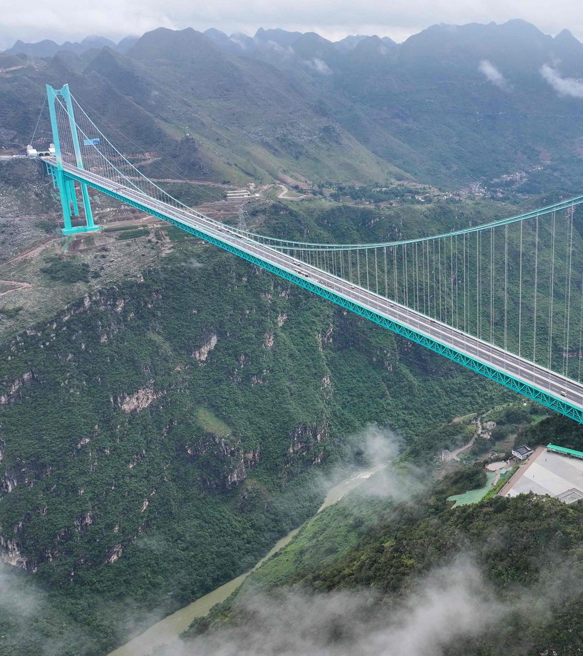 Eine Drohnenaufnahme zeigt die Huajiang Grand Canyon Bridge in der südwestchinesischen Provinz Guizhou
