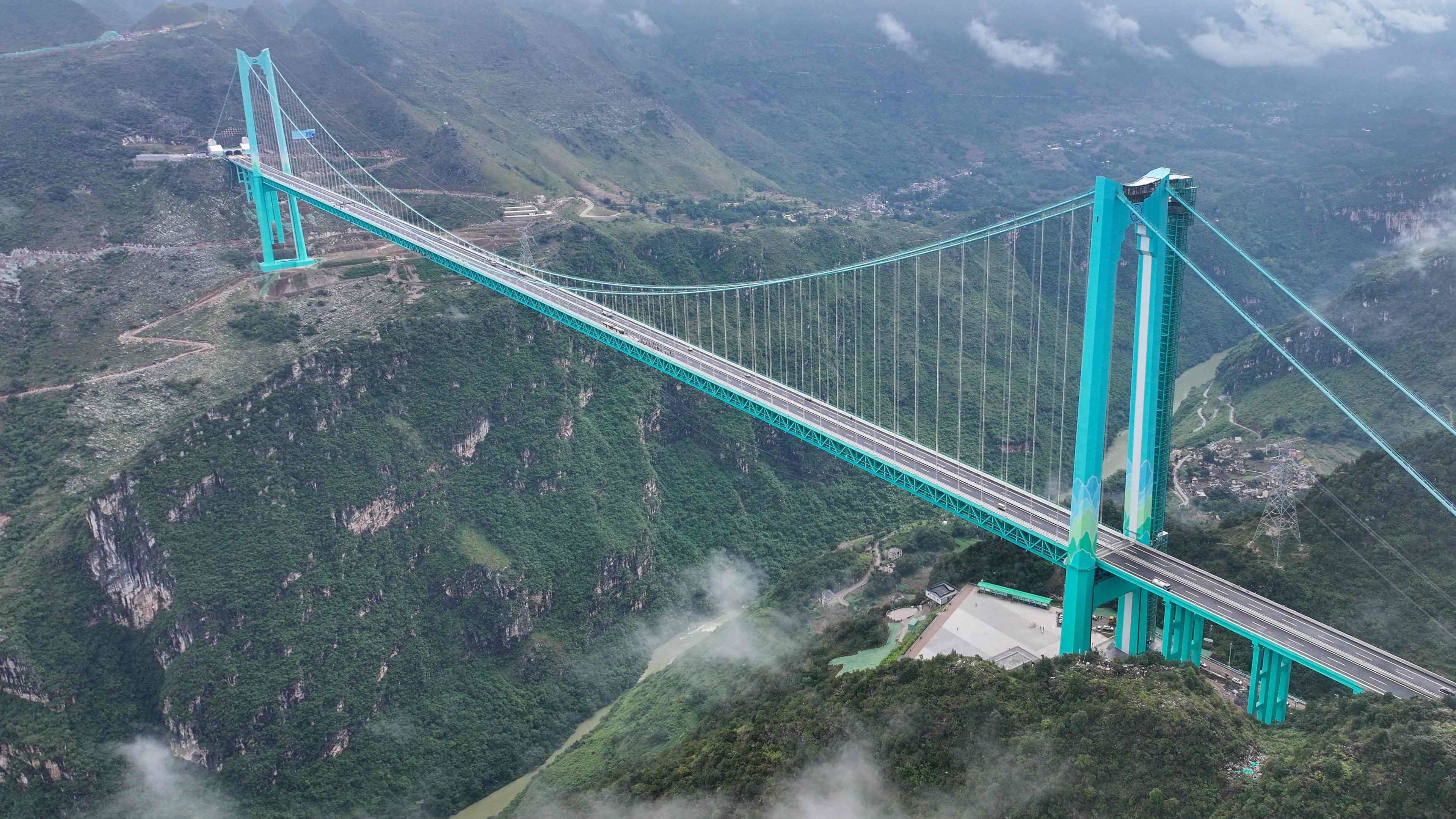 Eine Drohnenaufnahme zeigt die Huajiang Grand Canyon Bridge in der südwestchinesischen Provinz Guizhou