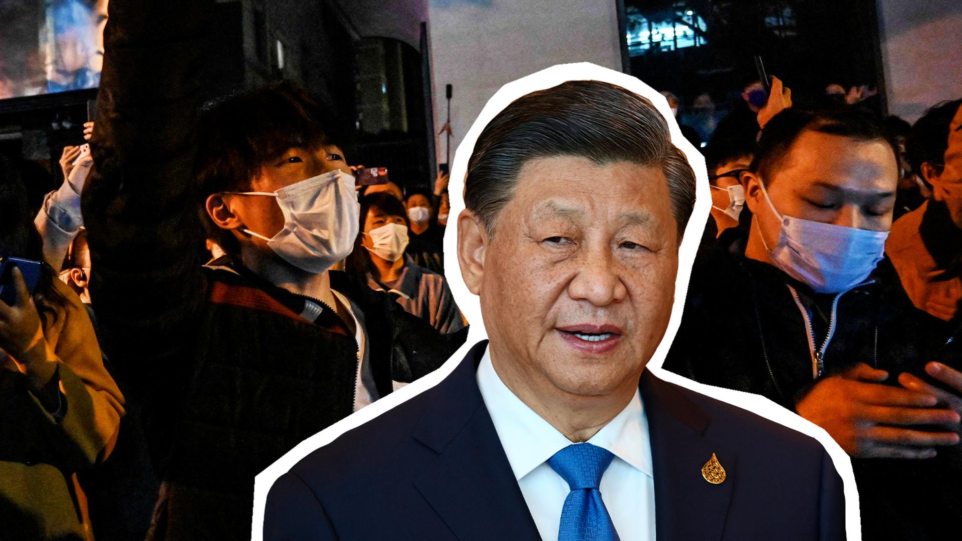 Ein chinesischer Demonstrant steht in einer Menschenmenge und reckt seine Faust in die Höhe. Als Collage ist Präsident Xi Jingping reinbearbeitet.