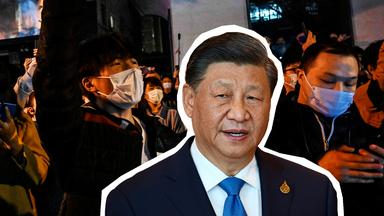 Ein chinesischer Demonstrant steht in einer Menschenmenge und reckt seine Faust in die Höhe. Als Collage ist Präsident Xi Jingping reinbearbeitet.