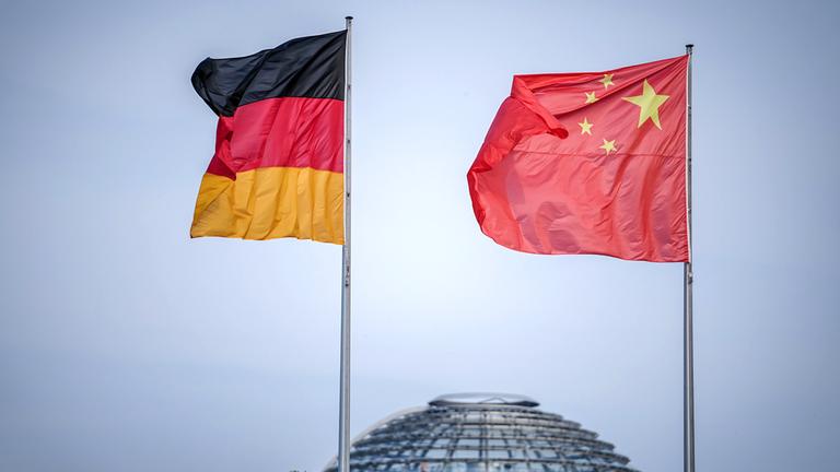 Die Flaggen von Deutschland und China