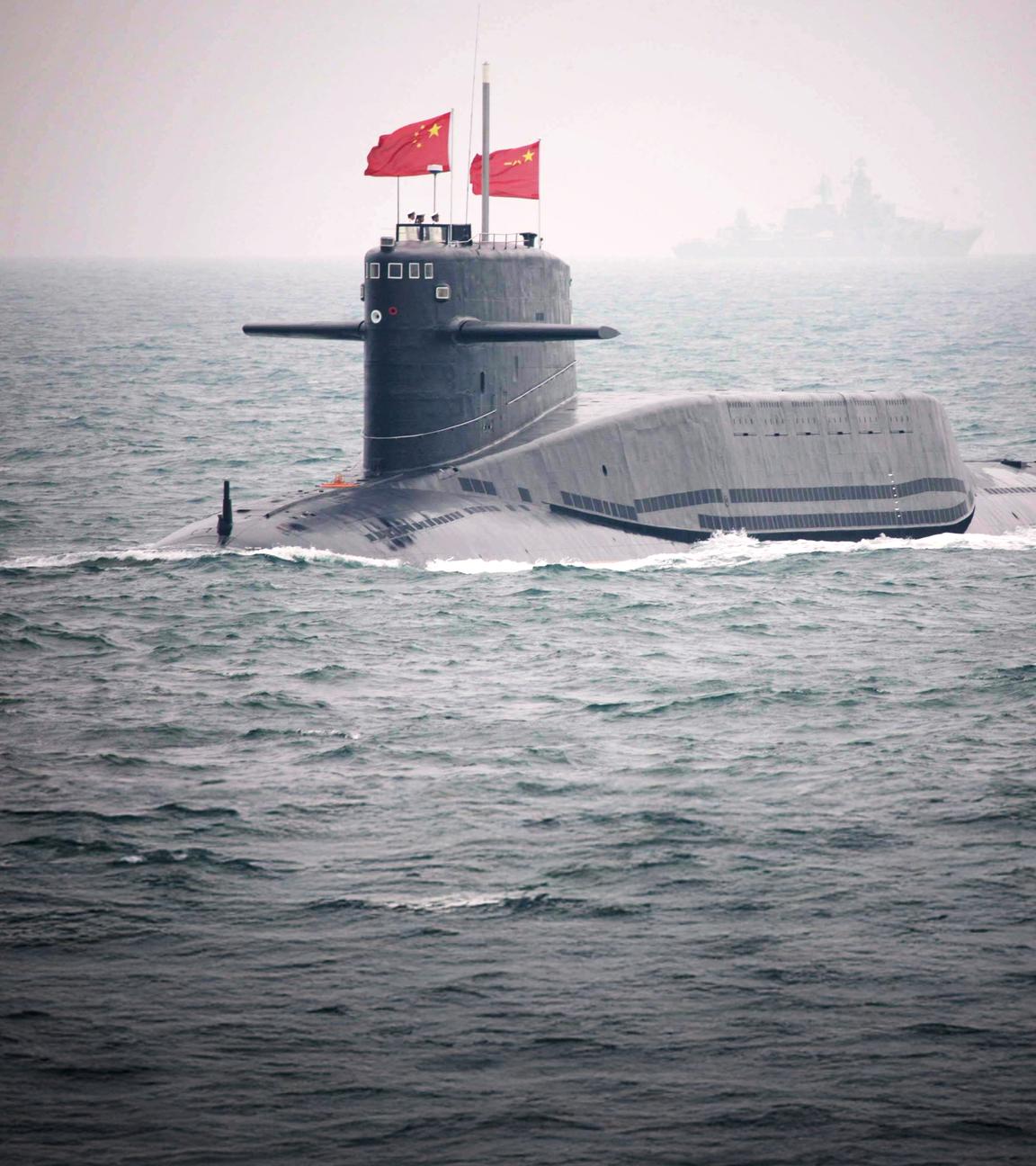 Ein chinesisches U-Boot im südchinesischen Meer. Im Hintergrund angedeutet ein anderes Schiff.