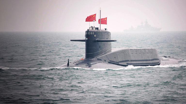 Ein chinesisches U-Boot im südchinesischen Meer. Im Hintergrund angedeutet ein anderes Schiff.