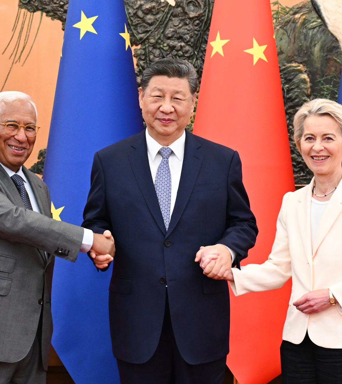 der chinesische Präsident Xi Jinping (Mitte) mit dem Präsidenten des Europäischen Rates Antonio Costa (links) und der Präsidentin der Europäischen Kommission Ursula von der Leyen (rechts) im Vorfeld des China-EU-Gipfels in der Großen Halle des Volkes in Peking am Donnerstag, den 24. Juli 2025. 