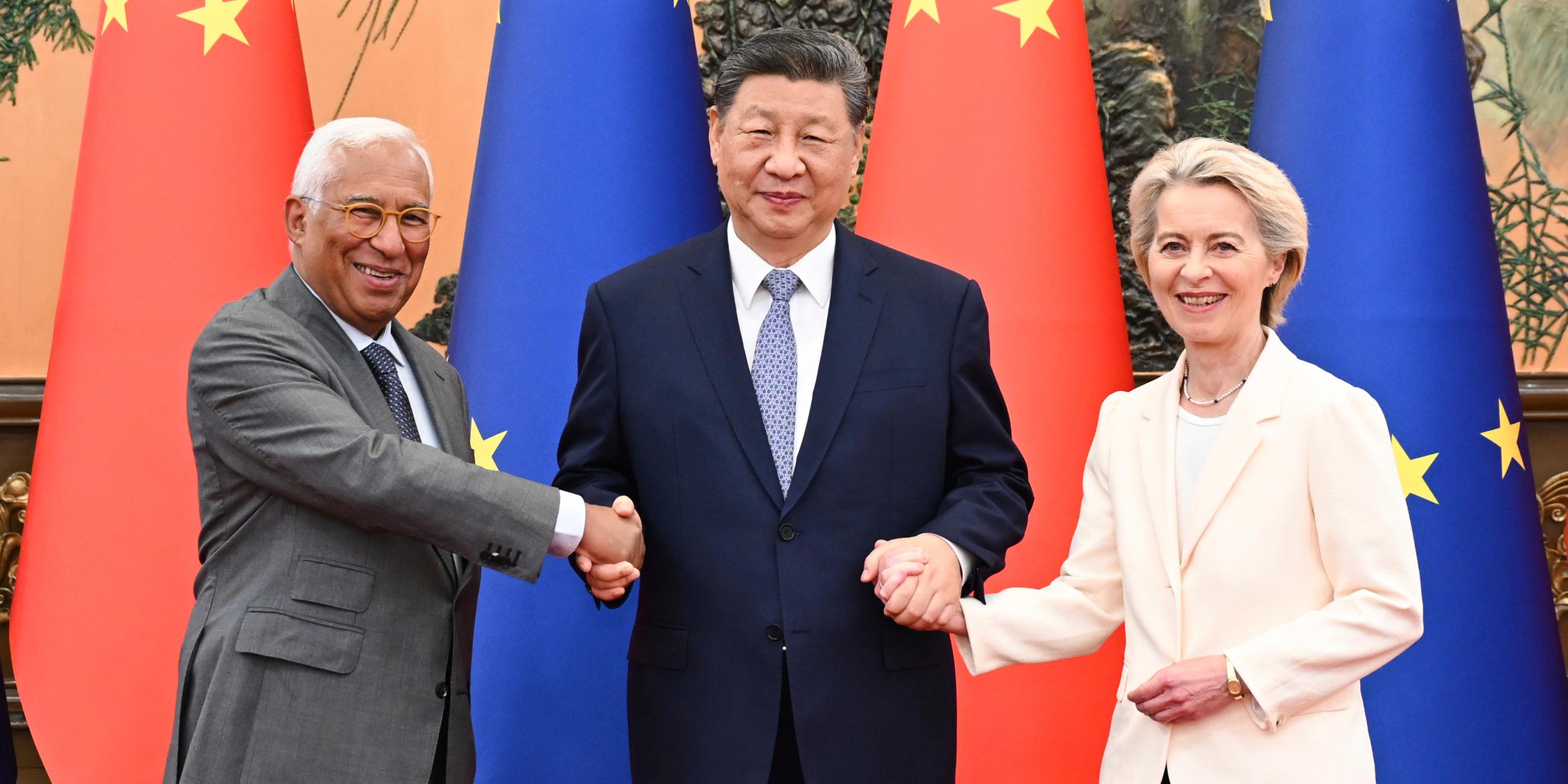 der chinesische Präsident Xi Jinping (Mitte) mit dem Präsidenten des Europäischen Rates Antonio Costa (links) und der Präsidentin der Europäischen Kommission Ursula von der Leyen (rechts) im Vorfeld des China-EU-Gipfels in der Großen Halle des Volkes in Peking am Donnerstag, den 24. Juli 2025. 