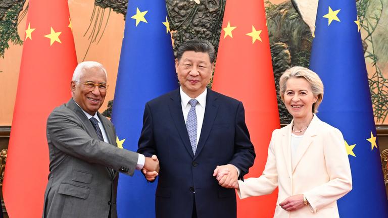 der chinesische Präsident Xi Jinping (Mitte) mit dem Präsidenten des Europäischen Rates Antonio Costa (links) und der Präsidentin der Europäischen Kommission Ursula von der Leyen (rechts) im Vorfeld des China-EU-Gipfels in der Großen Halle des Volkes in Peking am Donnerstag, den 24. Juli 2025. 