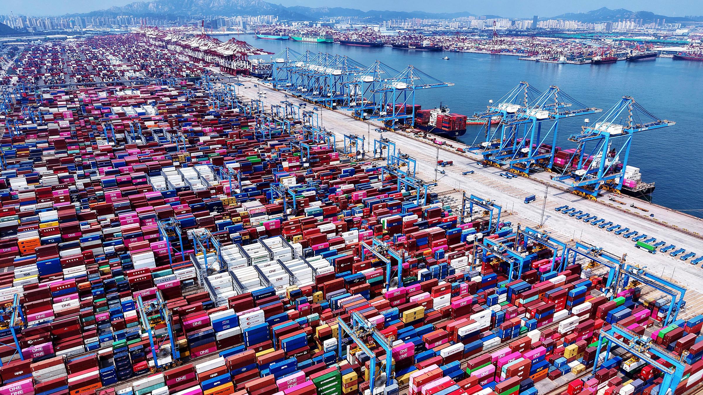 Containerterminal Qingdao (China), aufgenommen am 11.08.2025