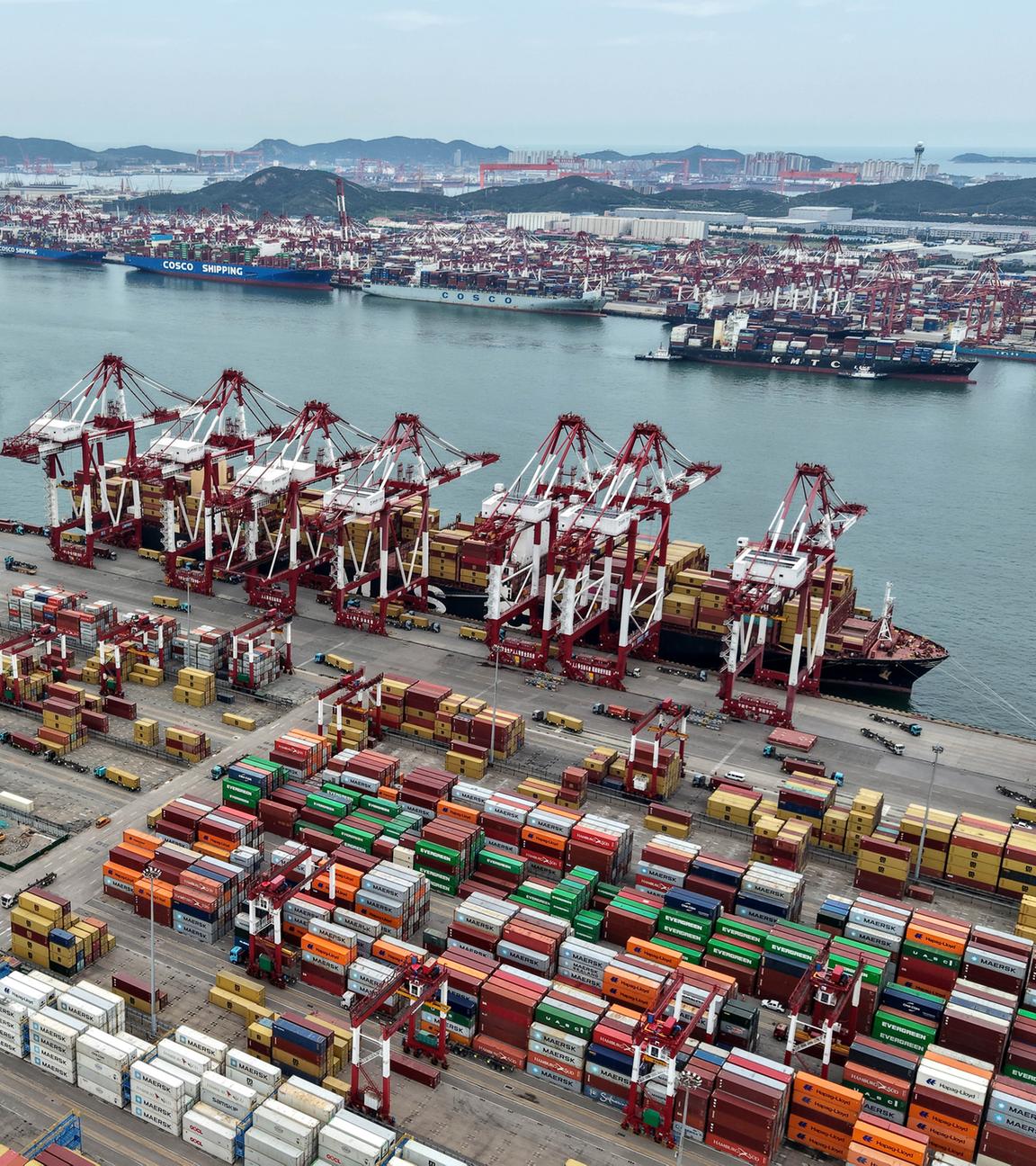 26.08.2025, China, Shandong: Luftbild einer Drohne zeigt den Hafen von Qingdao in der ostchinesischen Provinz Shandong. 